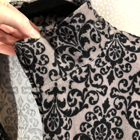 Black & Grey Damask Fleece Zipper Jacket Pockets - Picture 7 of 8